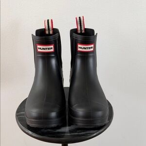 Hunter ‘Chelsea’- Short Black Waterproof Rain Boots w/Red-Trim Label- Size 7 NEW